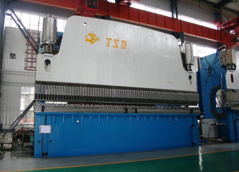 Тяжелый гибочный пресс 1200 т, используемый для изготовления подъемного рычага (WE67K-1000/10000)