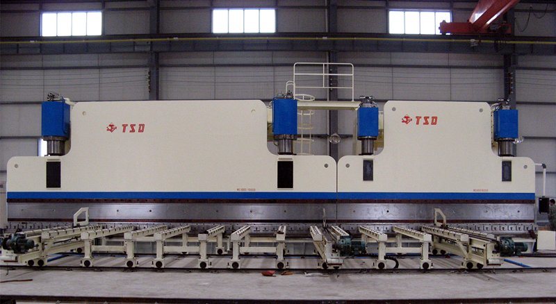 Гибочный пресс с ЧПУ в тандеме для электрической вышки (WE67K-1000/10000 + 600/6000)